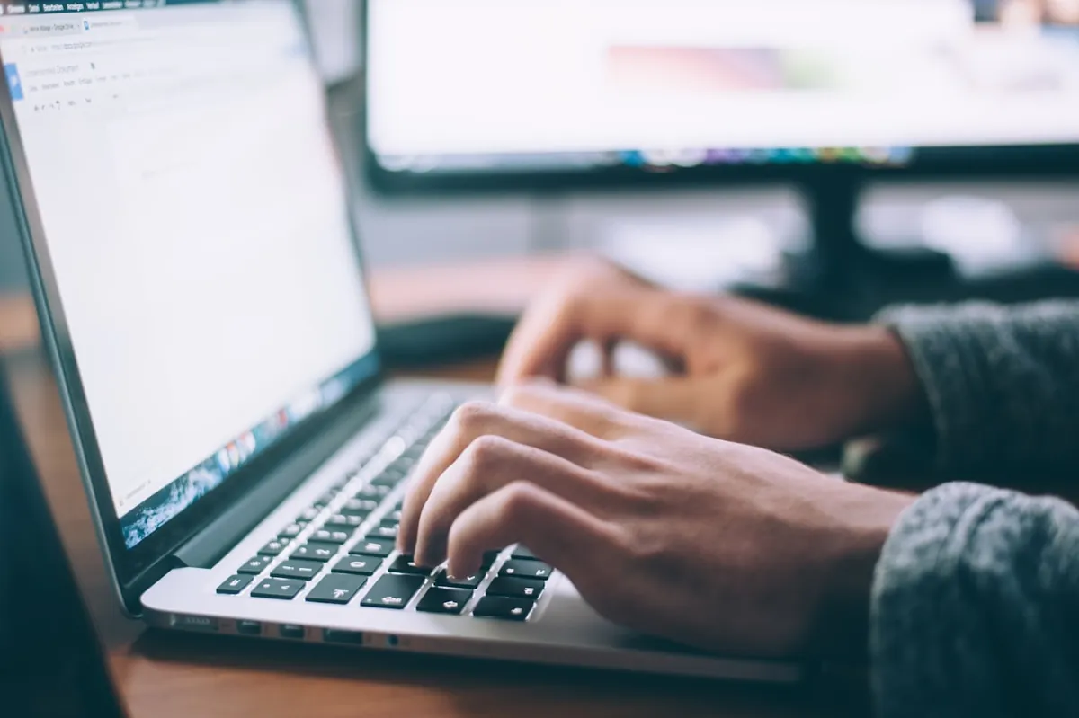 Persona revisando nuevos casos y clientes potenciales en un computador portátil