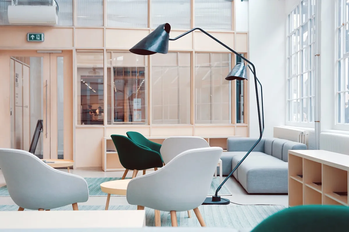 Interior de un estudio jurídico elegante y moderno