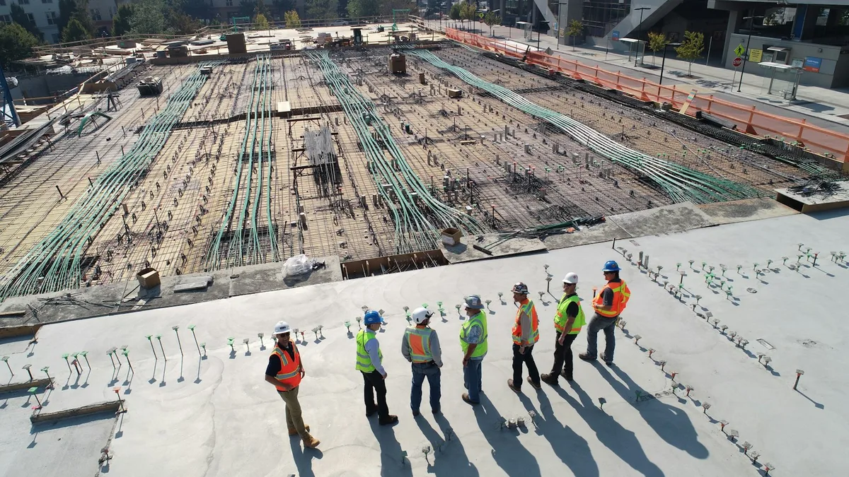 Trabajador con equipo de seguridad en una obra, asesoría sobre accidentes del trabajo en Chile