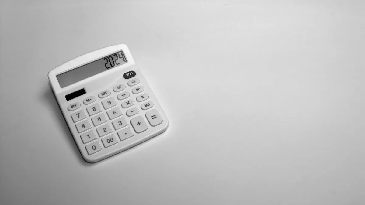 Documentos legales sobre una mesa, cálculo de la pensión de alimentos en Chile