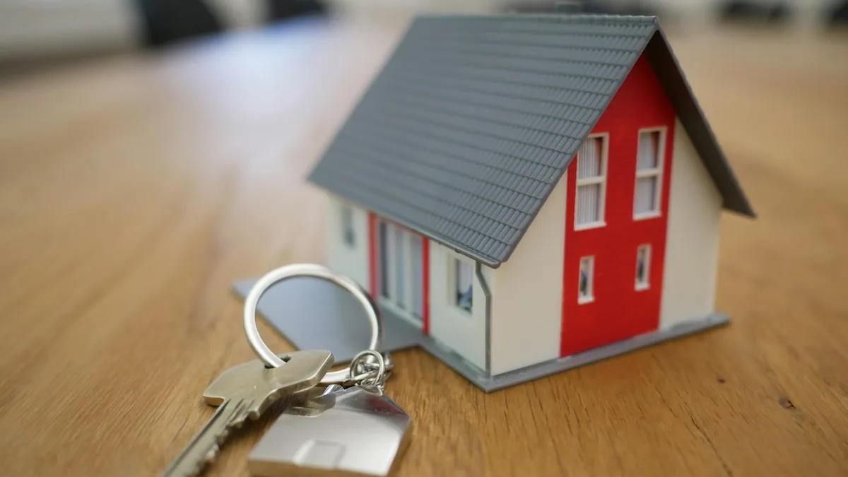 Llaves y contrato de compraventa de una vivienda, asesoría legal en compra y venta de propiedades en Chile