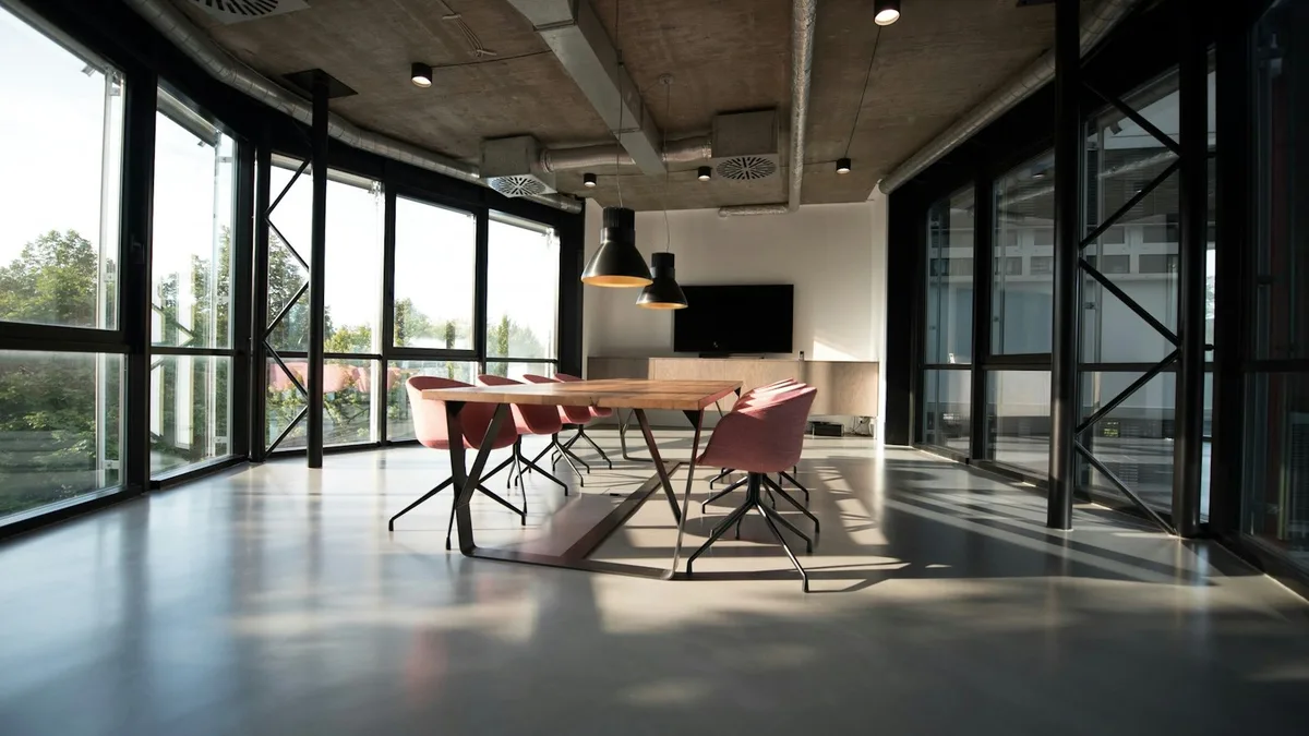 Profesionales en una oficina corporativa, constitución de empresa y sociedad en Chile