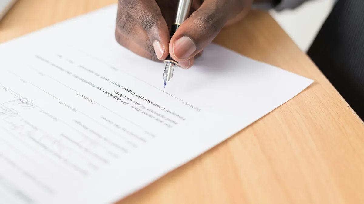 Firma de un contrato comercial, redacción y revisión de contratos comerciales en Chile