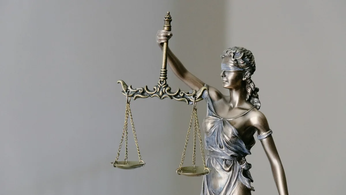 Sala de tribunal con un abogado, defensa penal y representación judicial en Chile