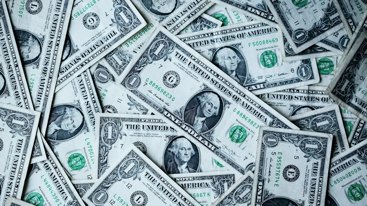 Calculadora, dinero y documentos financieros, asesoría sobre deudas y embargos en Chile