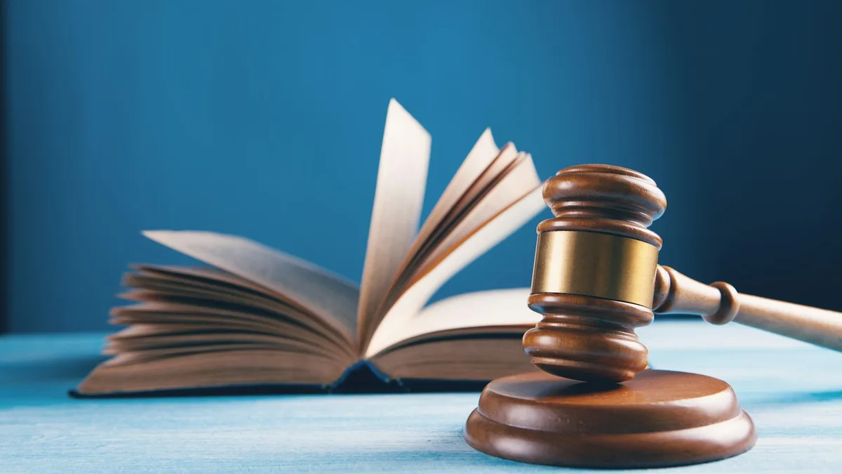 Balanza de la justicia y documentos legales, demanda de indemnización de perjuicios en Chile