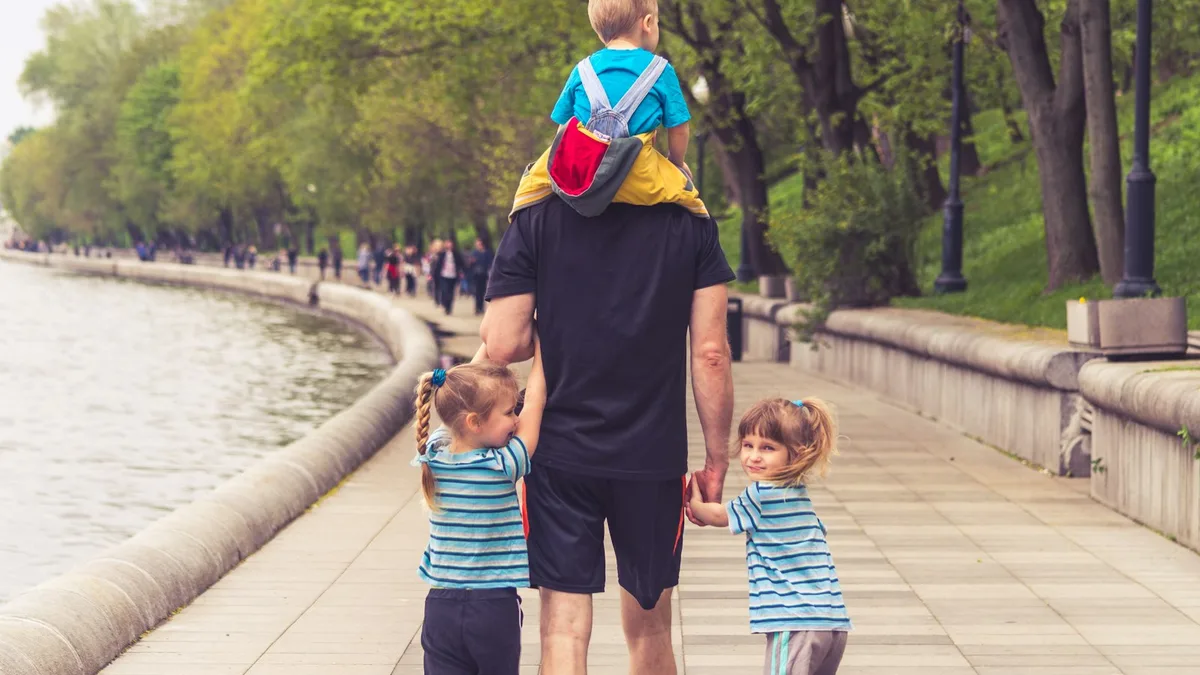 Padre e hijo en un parque, asesoría sobre el régimen de visitas y relación directa y regular en Chile